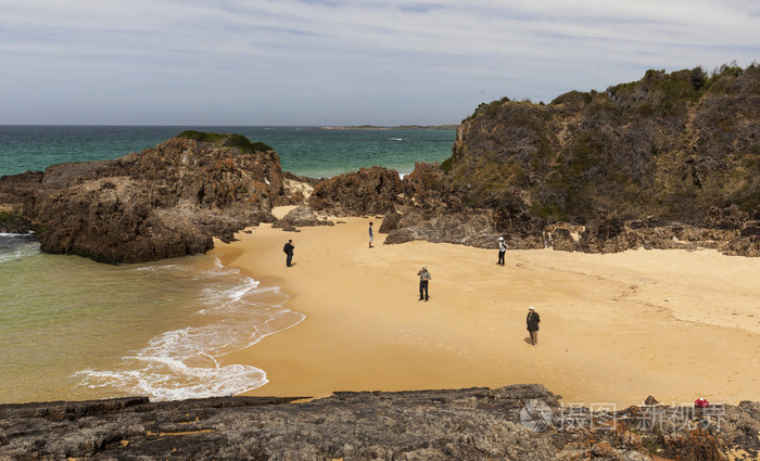 人们在 mullimbura 点在 bingi 附近的海滩。新南威尔士州。澳大利亚