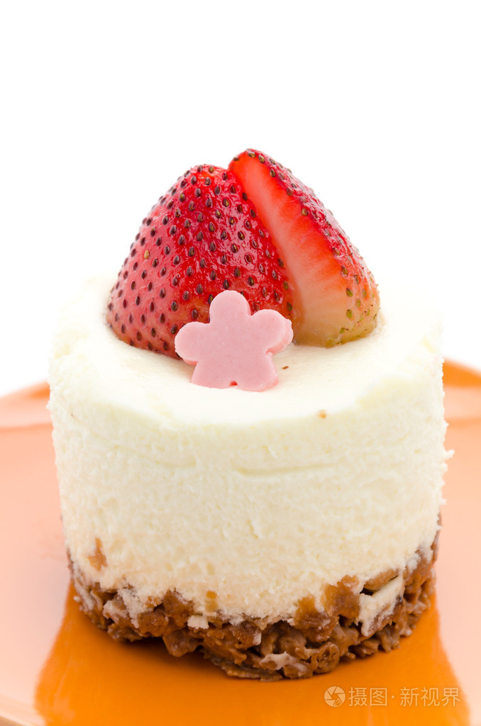 在白色背景上孤立的草莓芝士蛋糕