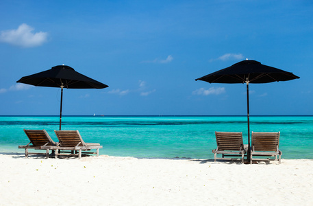 idyllisk tropisk strand p Maldiverna