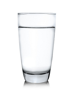 杯水被隔绝在白色背景上