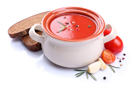 可口的西红柿汤和蔬菜，孤立的白色衬底上