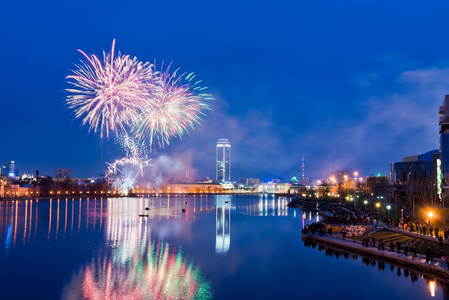 夜城市上空的烟花