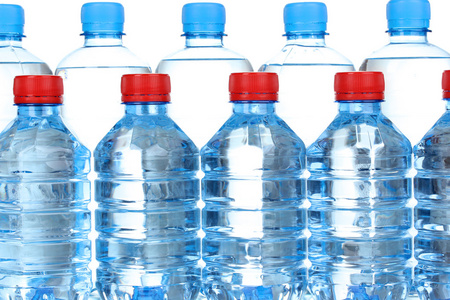水隔离在白色的塑料瓶