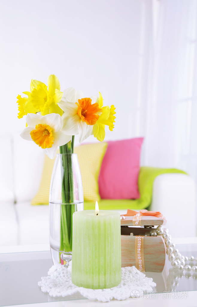 美丽的春天鲜花插在花瓶里对家庭室内背景