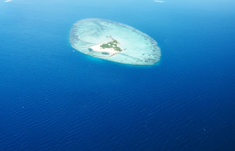 环礁和岛屿在马尔代夫从鸟瞰图