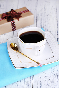 杯咖啡和木桌特写的礼物