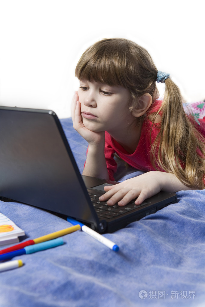 小女孩趴着玩平板电脑图片