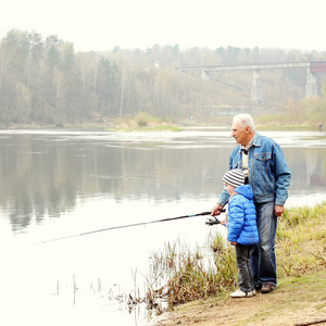 爷爷和孙子钓鱼图片