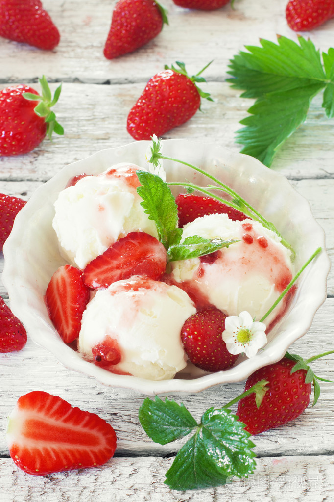 草莓冰淇淋