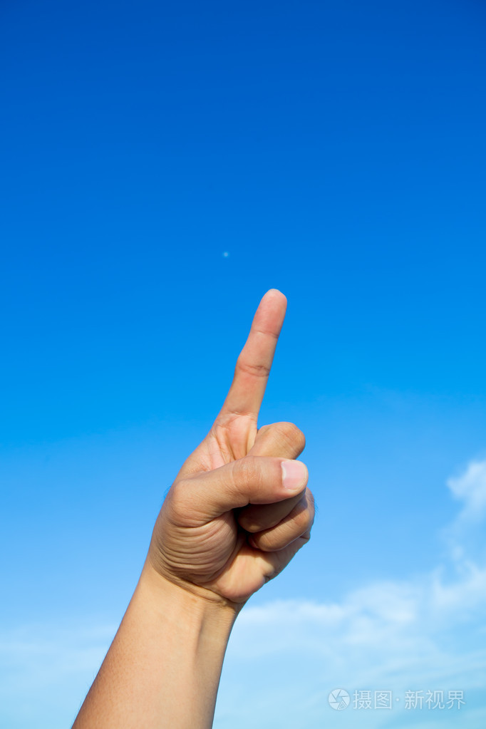 手在蓝蓝的天空