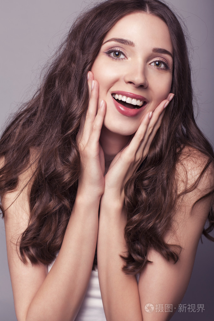 美丽的黑头发的年轻女人的画像