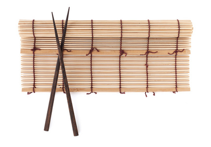 筷子在竹垫上