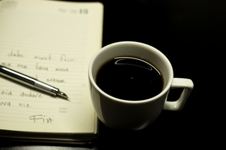 熬夜到很晚咖啡的夜晚照片