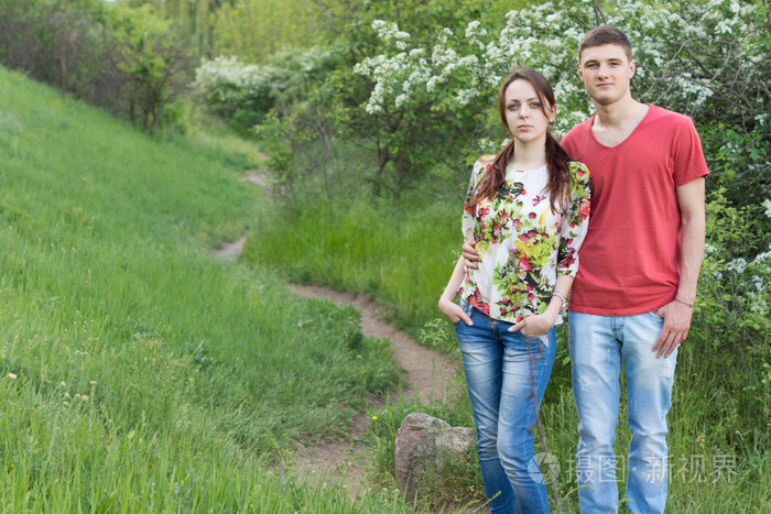 恩爱的小夫妻,享受在山中散步