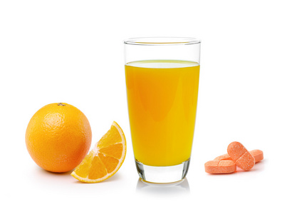 在玻璃，橙果与维生素 c 片对 whi 的桔子汁
