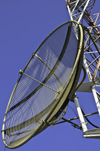 antena parablica en una torre de telecomunicaciones