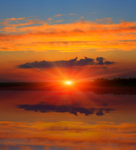 在湖的夕阳的天空