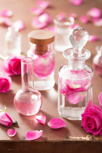 炼金术和芳香疗法与月季花和烧瓶设置