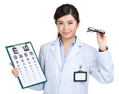 显示视力表考试和拿着眼镜验光师照片