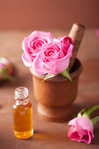 砂浆的月季花和精油芳香疗法和图片