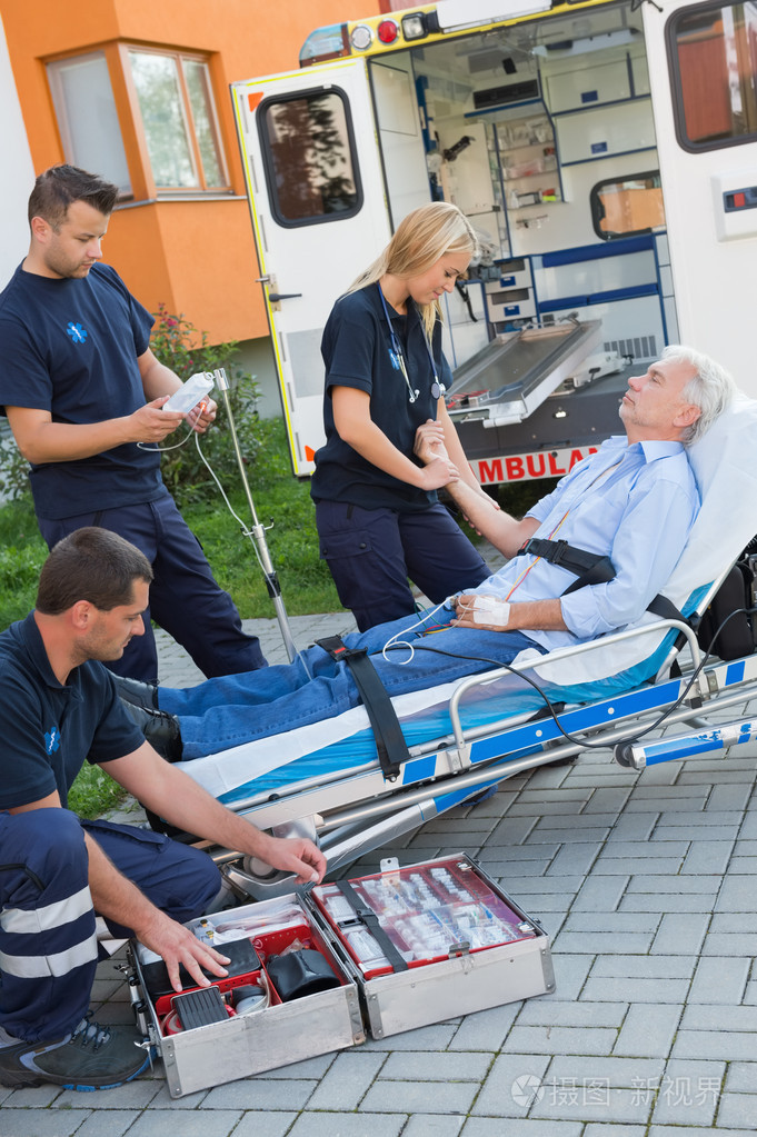 救护小组协助受伤的人