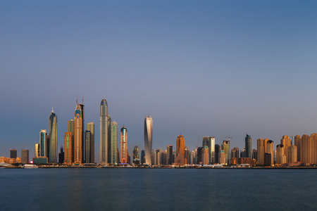 黄昏从朱美拉棕榈岛在迪拜，阿拉伯联合酋长国的迪拜码头