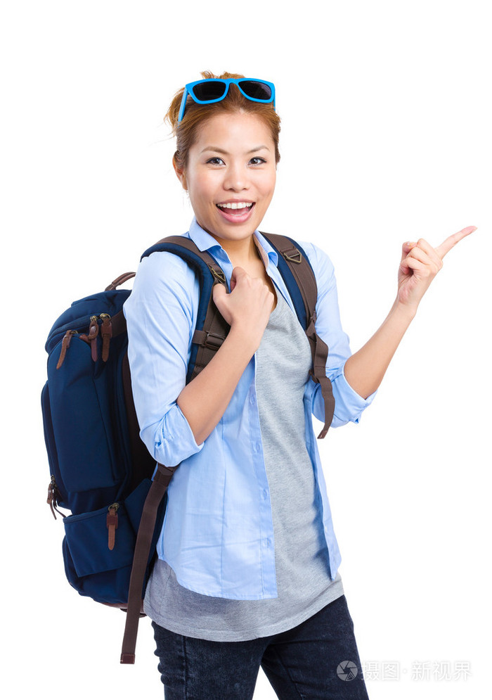 女背包客带着太阳眼镜