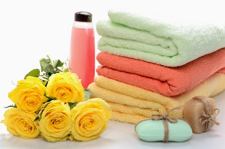对象的水疗 桑拿 身体护理毛巾 香皂 洗发水和花卉静物