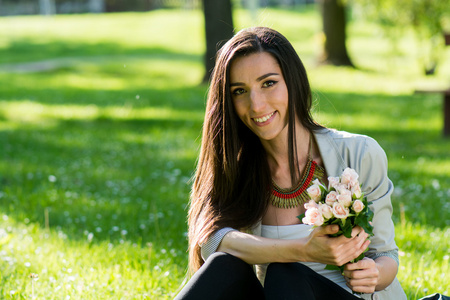 belle femme avec la fleur rose, profiter de la nature美丽的女人，与享受大自