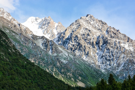 行走在天山山脉