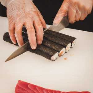 手用刀切寿司卷