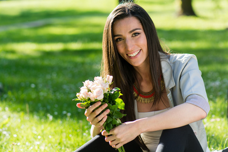 belle femme avec la fleur rose, profiter de la nature美丽的女人，与享受大自