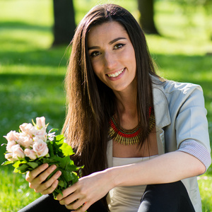 belle femme avec la fleur rose, profiter de la nature美丽的女人，与享受大自