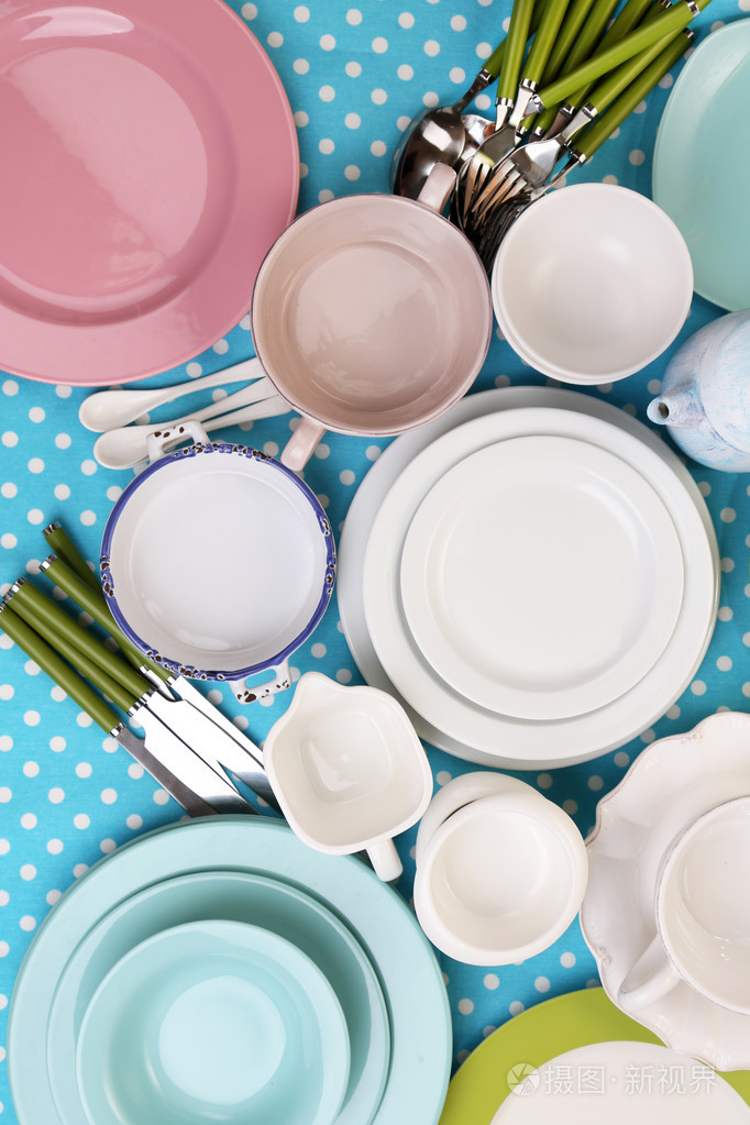 在桌布上的不同餐具