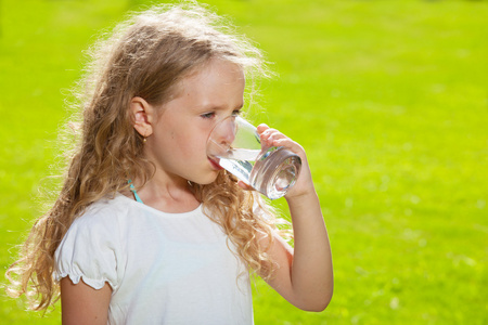 儿童饮用的水