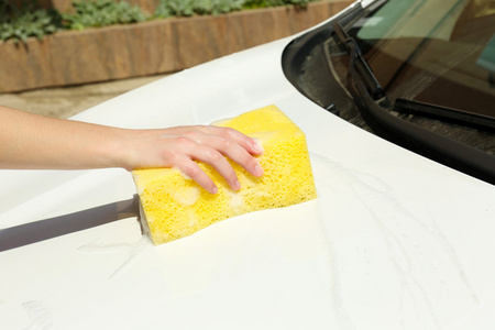 户外洗车与黄颜色的海绵