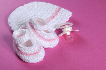 宝贝女孩苗圃粉红和白色条纹羊毛靴 阀帽和