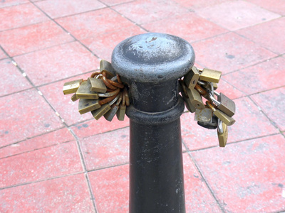 铁柱子用生锈的扣锁
