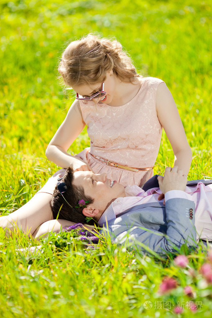 快乐年轻成人热恋中的情侣在球场上.两个,男人和女人