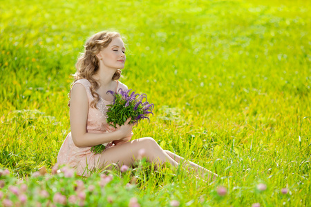 年轻美丽的微笑女人在领域，在草地上。女孩 r
