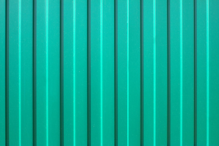 绿色金属垂直围栏作为背景