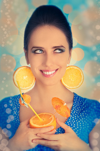 橙汁饮料与橙片耳环的女孩图片