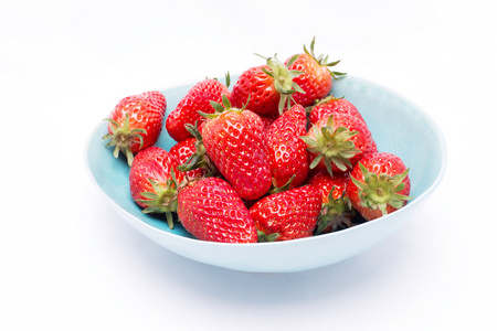 在白色背景上孤立的碗中的新鲜草莓
