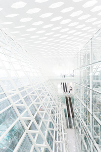 抽象建筑墙上的玻璃和钢结构在现代办公