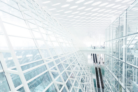 抽象建筑墙上的玻璃和钢结构在现代办公