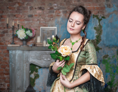 美丽的女人，穿着中世纪与花