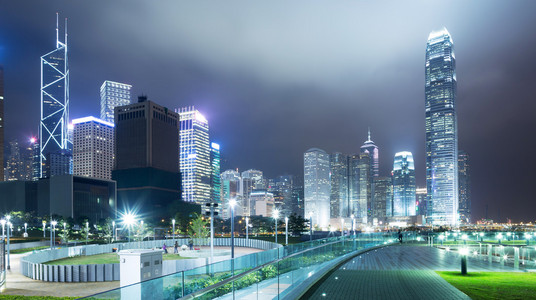 广场与现代建筑背景的夜晚