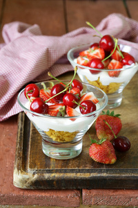 乳制品酸奶点心 樱桃和草莓