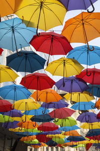 五颜六色的雨伞街头装饰图片