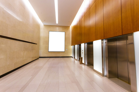在办公大楼的走廊图片